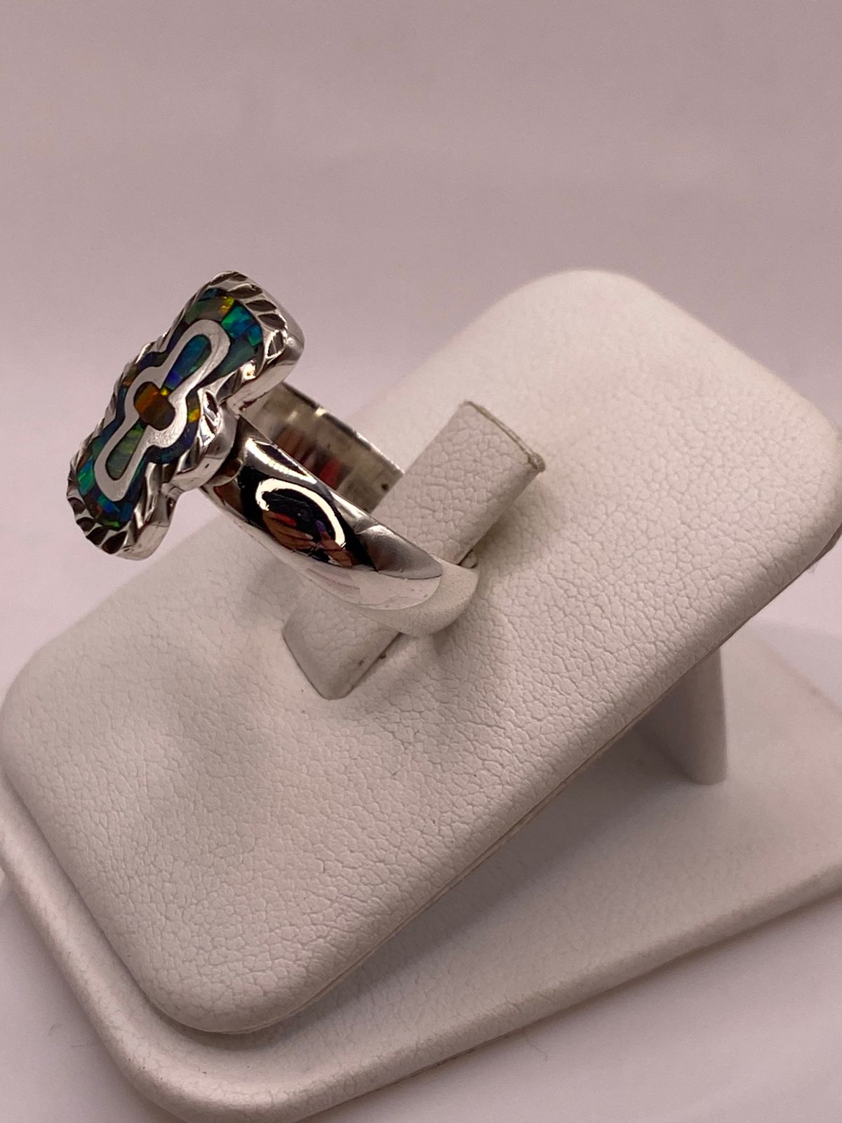 Anillo Cruz Moderna con Ópalo de Fuego Multicolor en Plata Ley .950, vista lateral