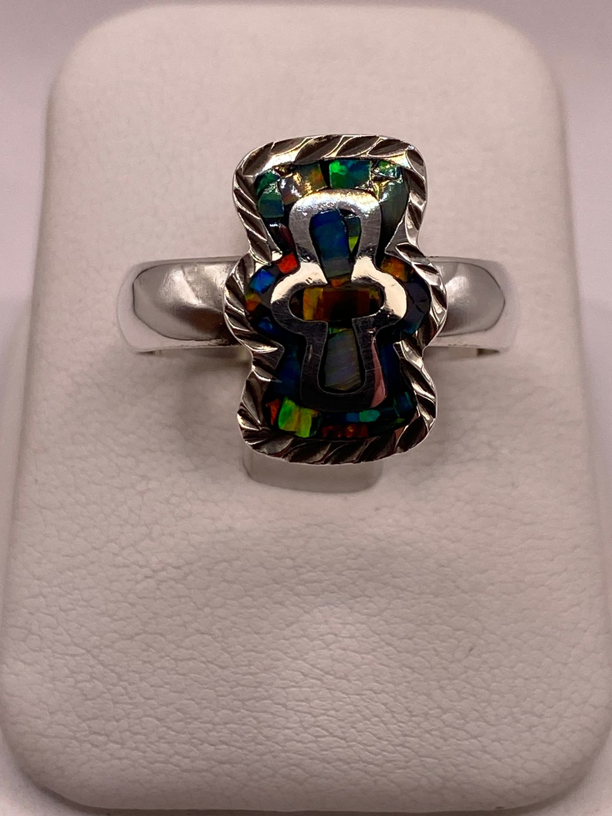 Anillo Cruz Moderna con Ópalo de Fuego Multicolor en Plata Ley .950 en báscula mostrando peso