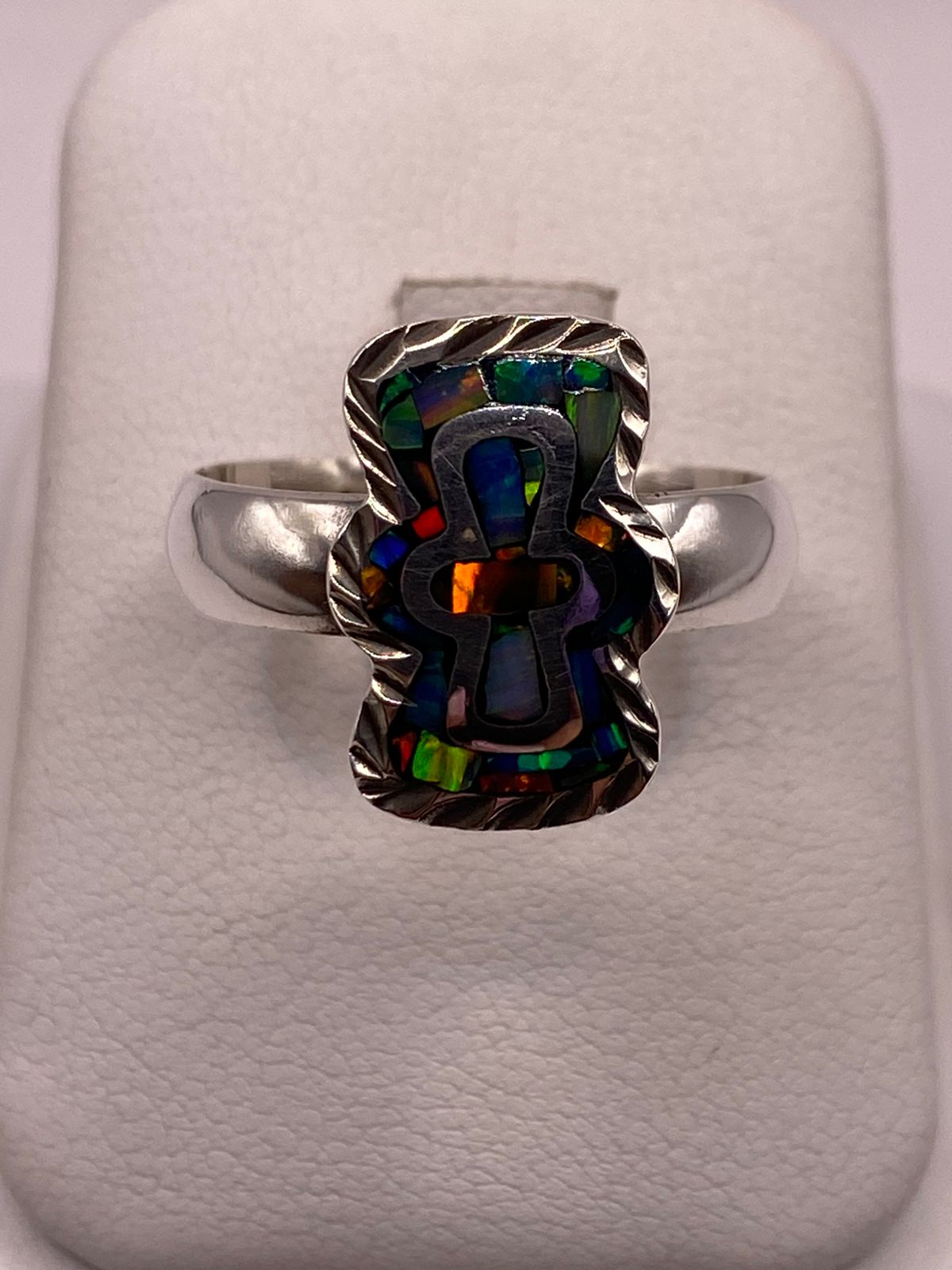 Anillo Cruz Moderna con Ópalo de Fuego Multicolor en Plata Ley .950, vista de detalle