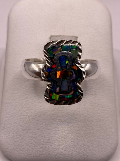 Anillo Cruz Moderna con Ópalo de Fuego Multicolor en Plata Ley .950, vista de detalle