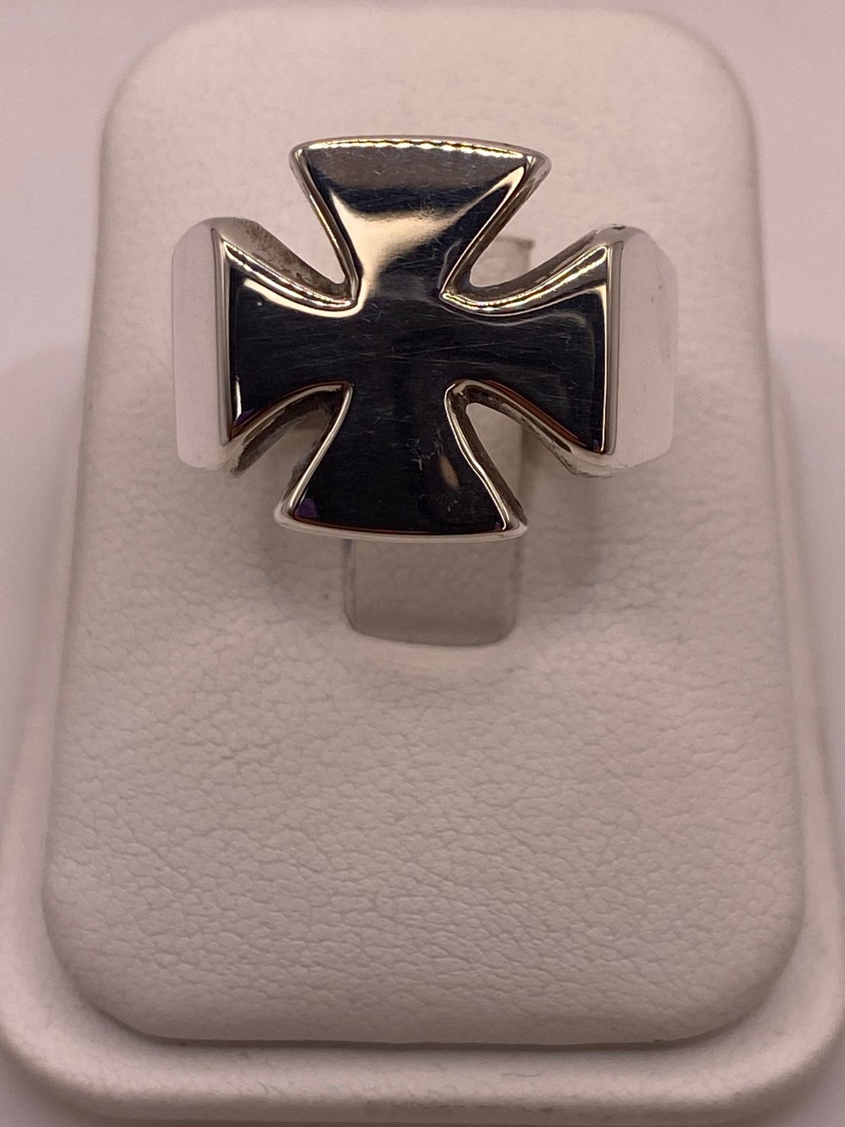 Anillo Cruz de Plata Ley 925 Diseño Biker Minimalista — ángulo diagonal