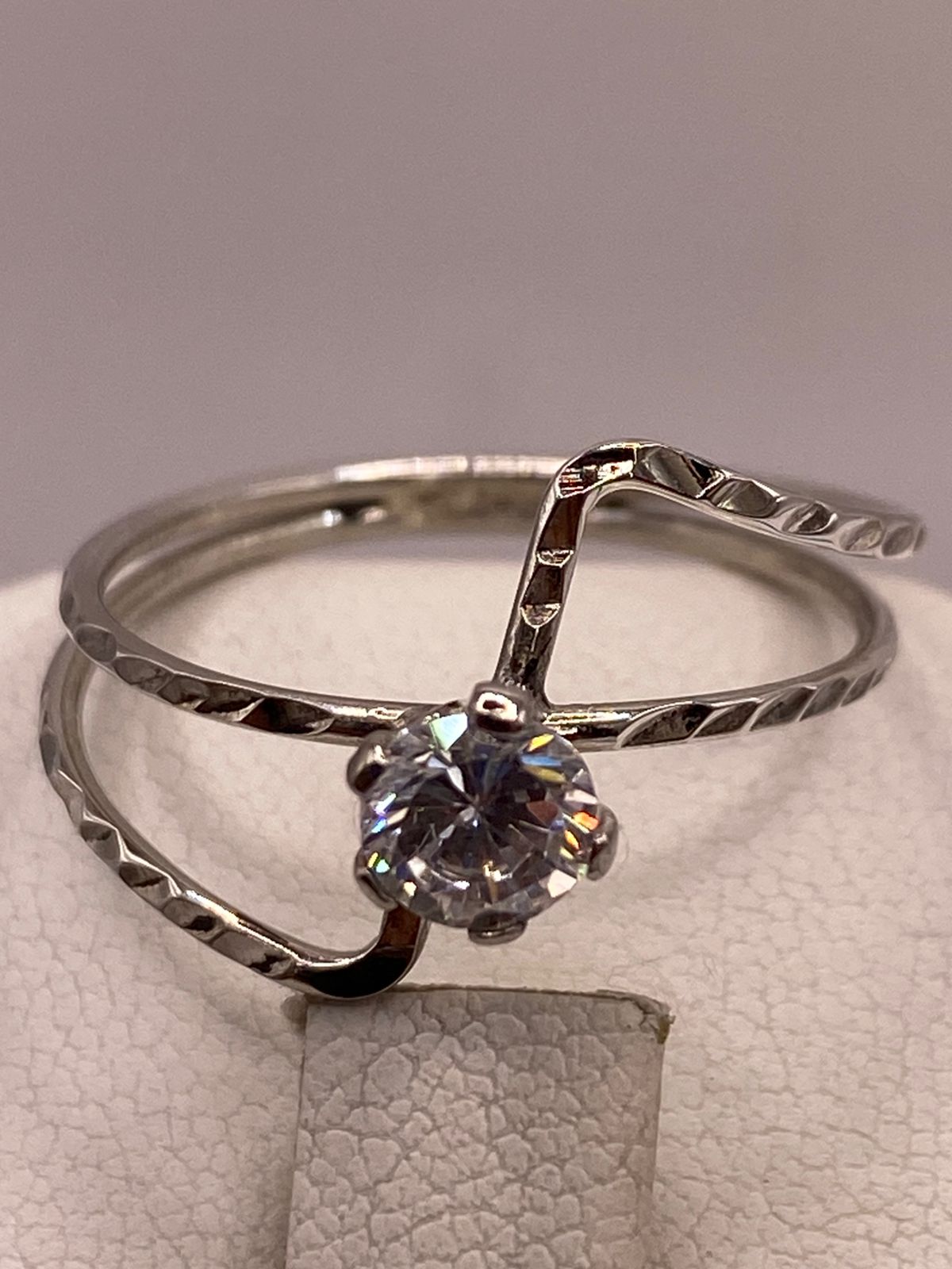 Anillo Cruzado Moderno con Zirconia en Plata Ley 925, vista superior