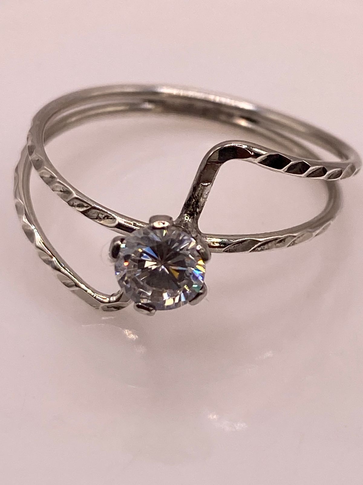 Anillo Cruzado Moderno con Zirconia en Plata Ley 925, sello de autenticidad Plata Ley .925