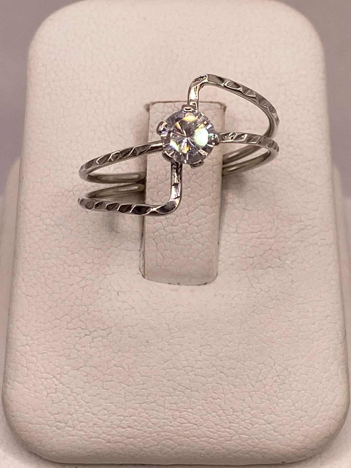Anillo Cruzado Moderno con Zirconia en Plata Ley 925 en báscula mostrando peso