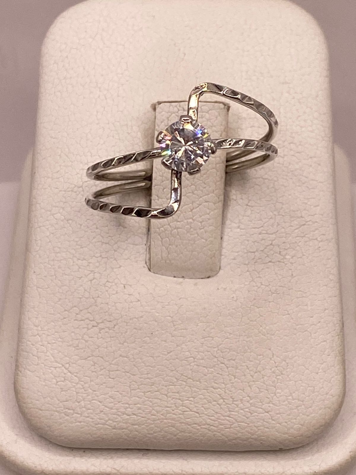 Anillo Cruzado Moderno con Zirconia en Plata Ley 925, vista frontal