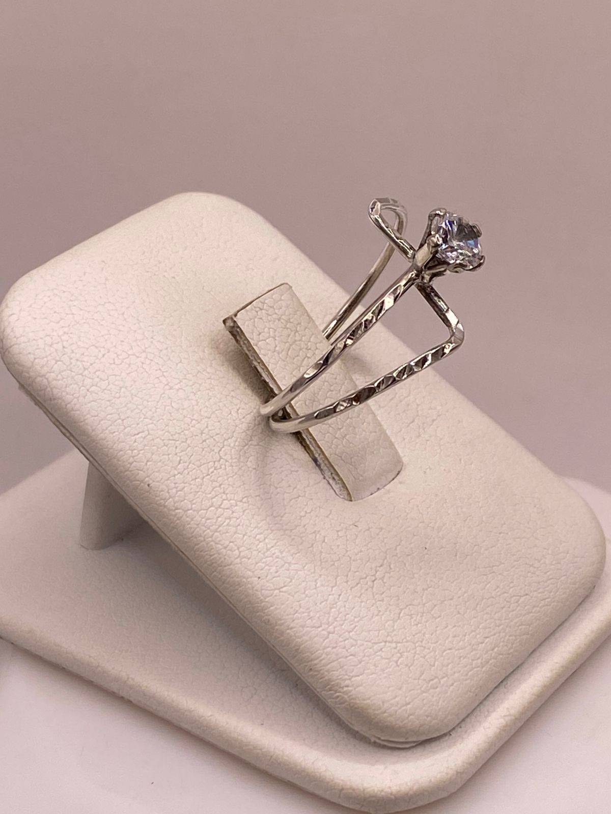Anillo Cruzado Moderno con Zirconia en Plata Ley 925, vista lateral