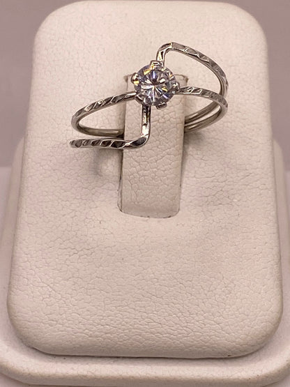 Anillo Cruzado Moderno con Zirconia en Plata Ley 925, vista de detalle