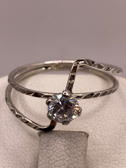 Anillo Cruzado Moderno con Zirconia en Plata Ley 925, vista superior