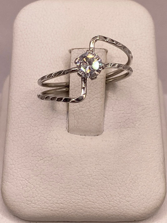 Anillo Cruzado Moderno con Zirconia en Plata Ley 925 en báscula mostrando peso