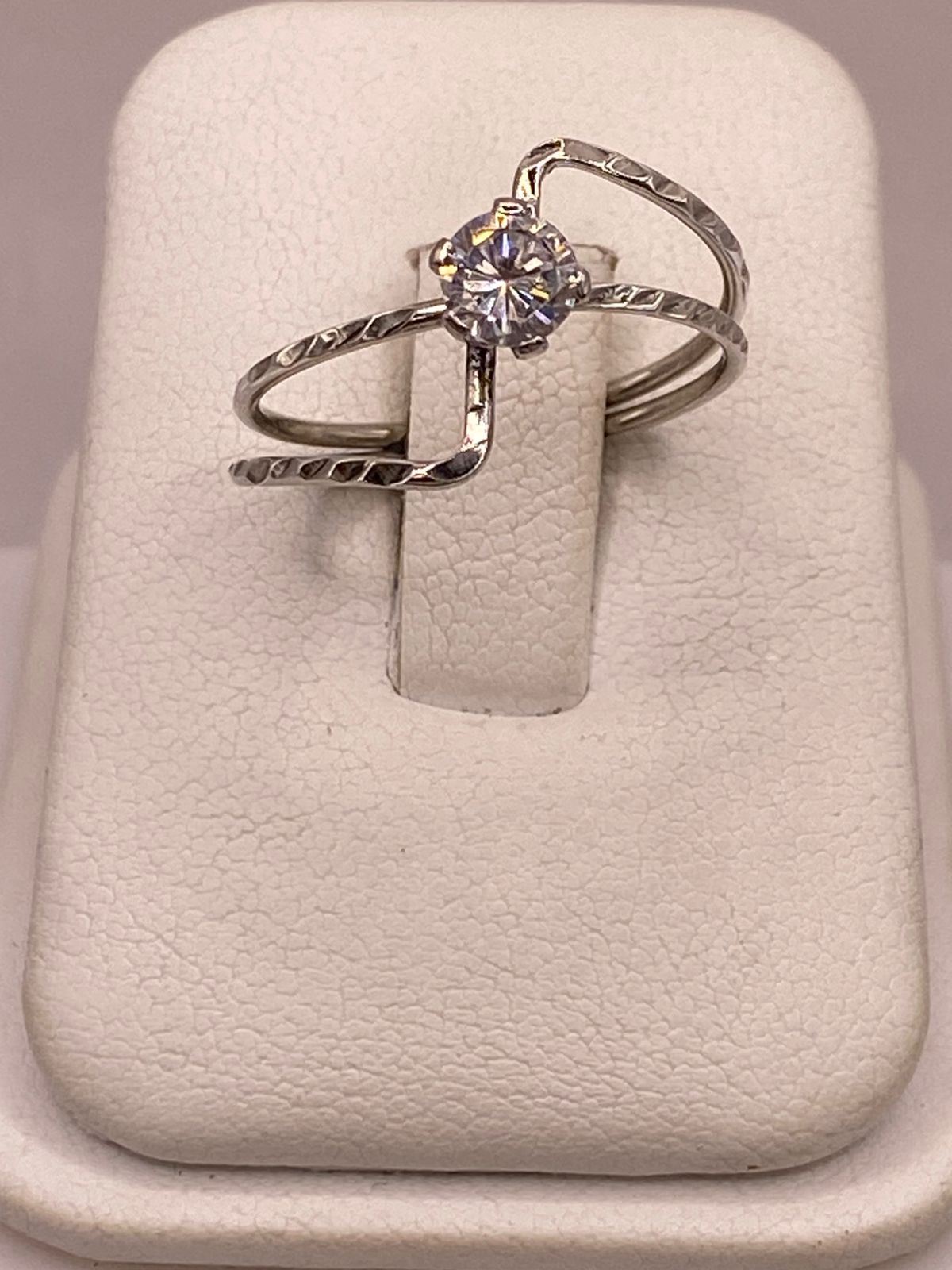 Anillo Cruzado Moderno con Zirconia en Plata Ley 925, vista de detalle