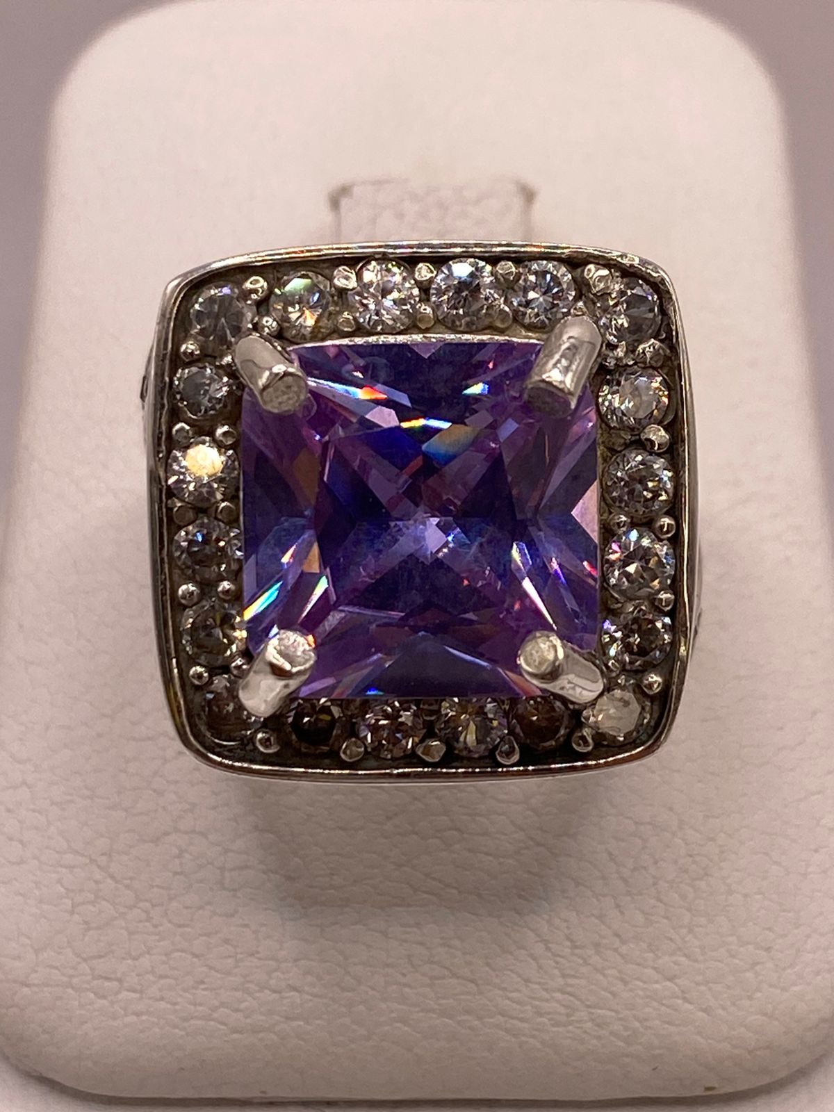 Anillo Cuadrado Violeta con Halo de Brillo Intenso Plata Ley 925 en báscula mostrando peso