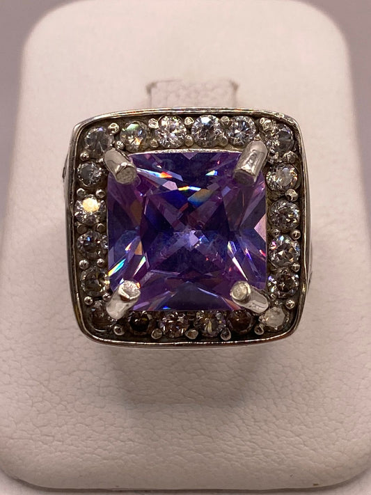 Anillo Cuadrado Violeta con Halo de Brillo Intenso Plata Ley 925 en báscula mostrando peso