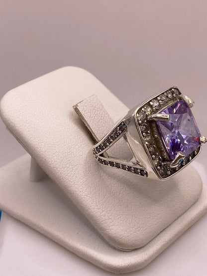 Anillo Cuadrado Violeta con Halo de Brillo Intenso Plata Ley 925, vista lateral