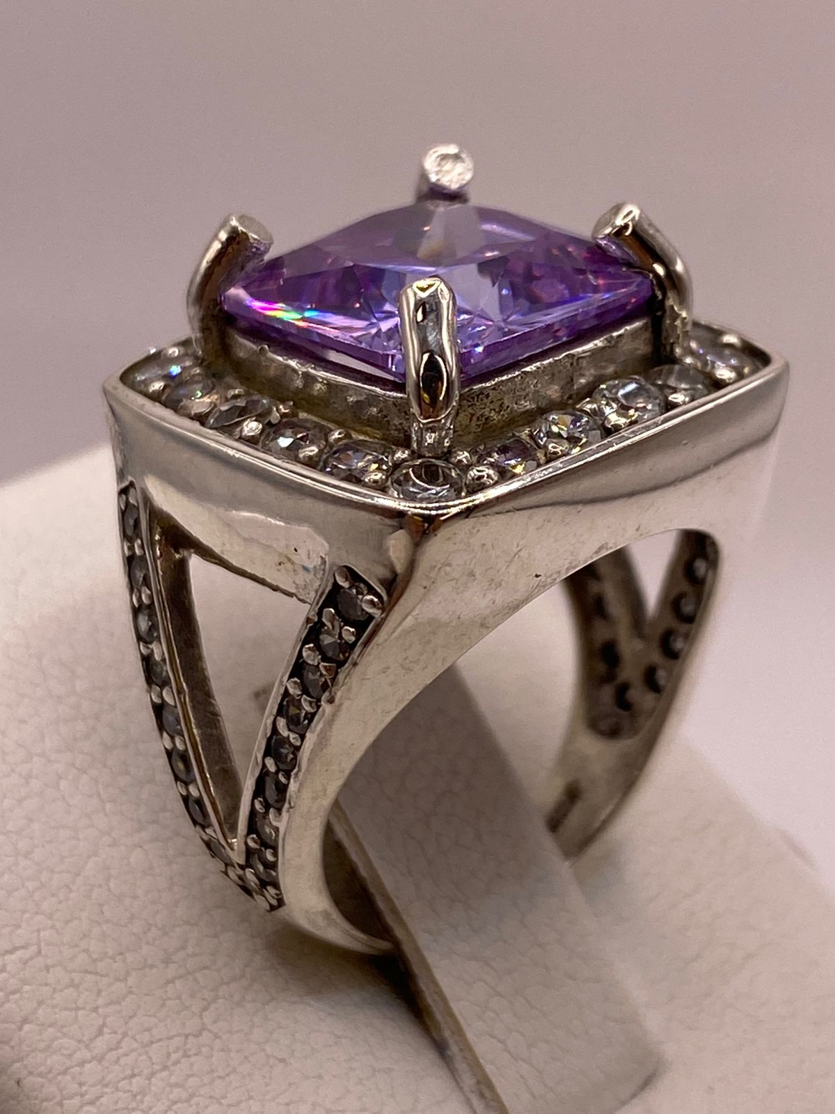 Anillo Cuadrado Violeta con Halo de Brillo Intenso Plata Ley 925, vista superior