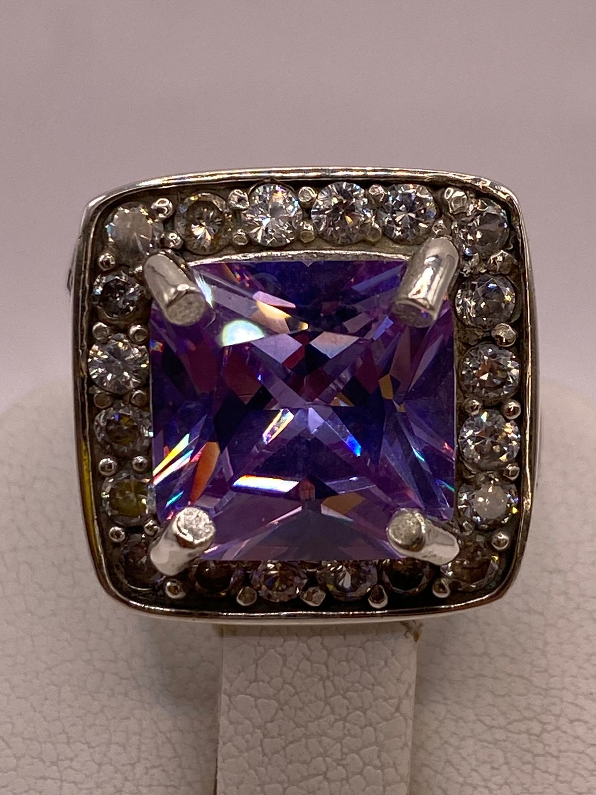 Anillo Cuadrado Violeta con Halo de Brillo Intenso Plata Ley 925, sello de autenticidad Plata Ley .925