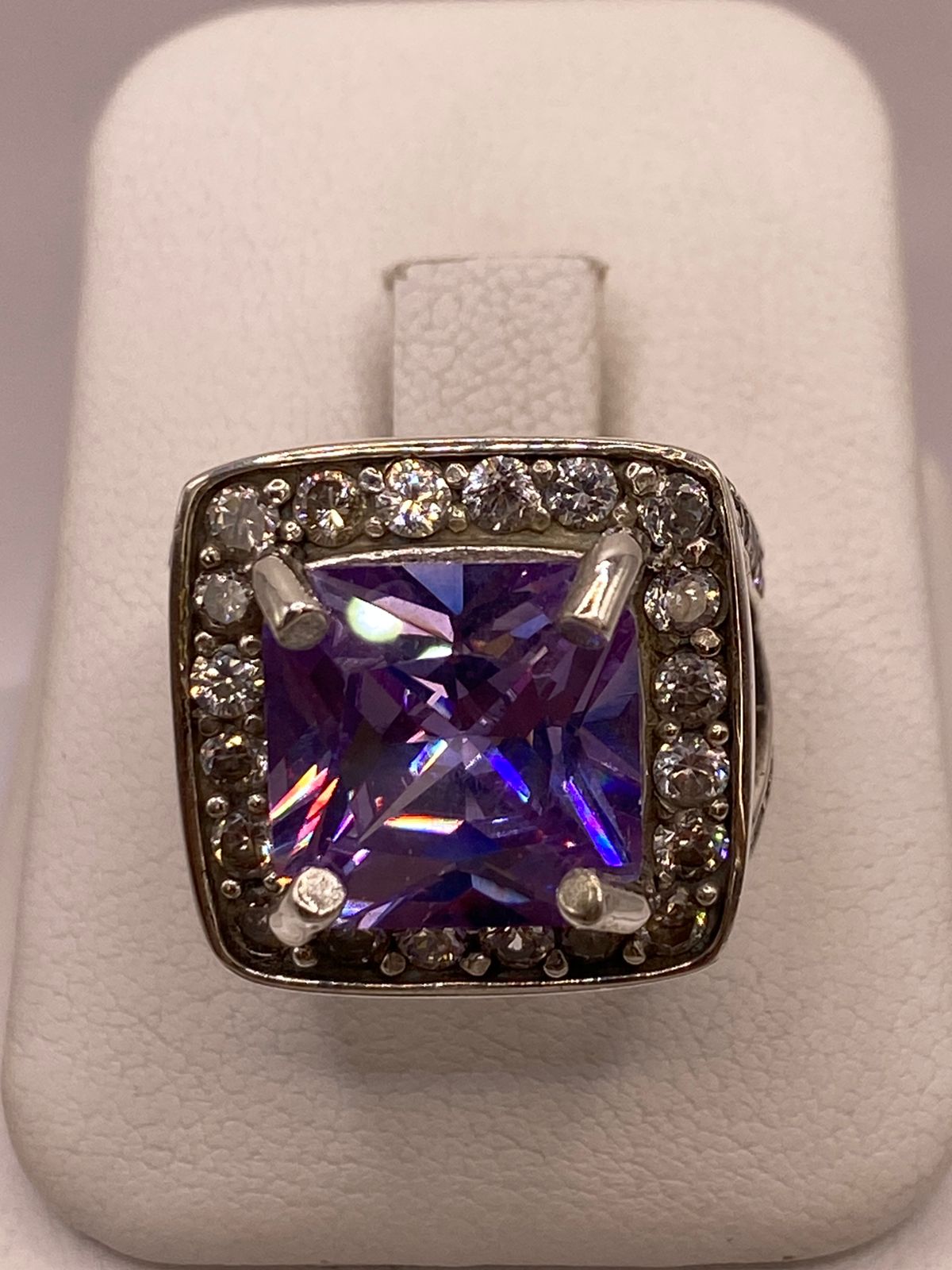 Anillo Cuadrado Violeta con Halo de Brillo Intenso Plata Ley 925, vista de detalle