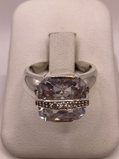 Anillo Cuadrado con Zirconia Blanca en Plata Ley 925 en báscula mostrando peso
