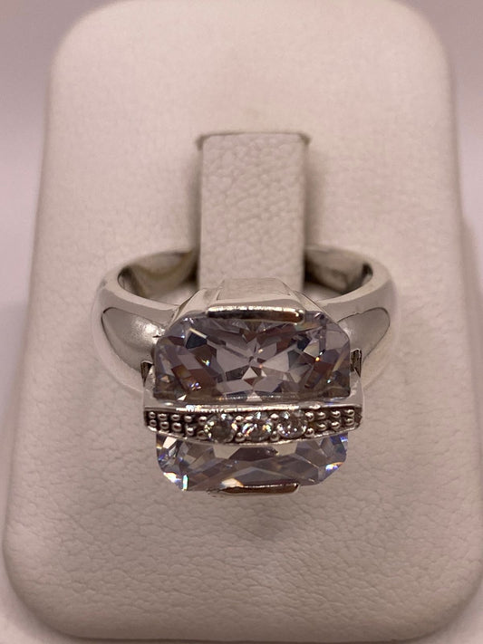 Anillo Cuadrado con Zirconia Blanca en Plata Ley 925 en báscula mostrando peso