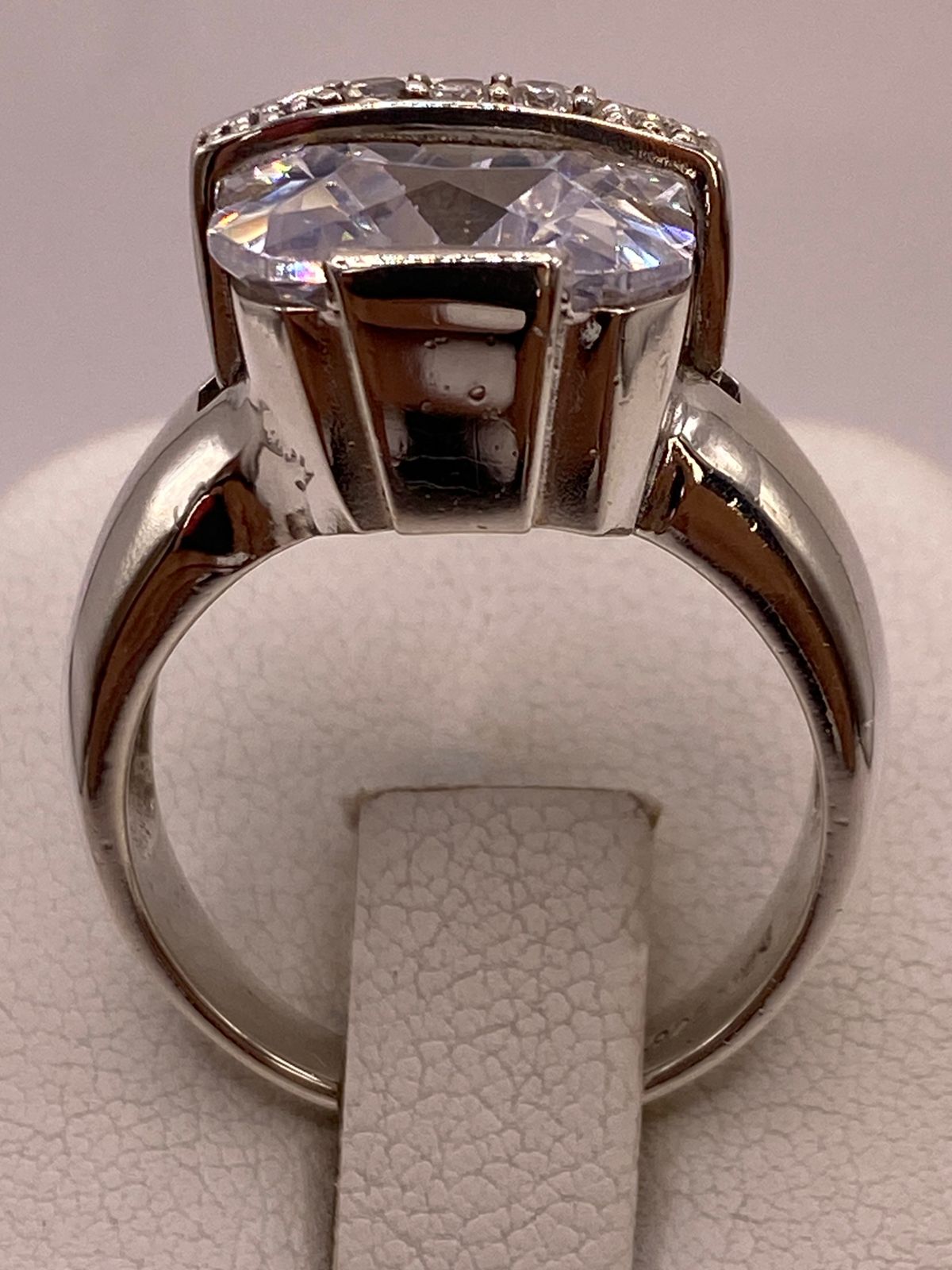 Anillo Cuadrado con Zirconia Blanca en Plata Ley 925, vista superior