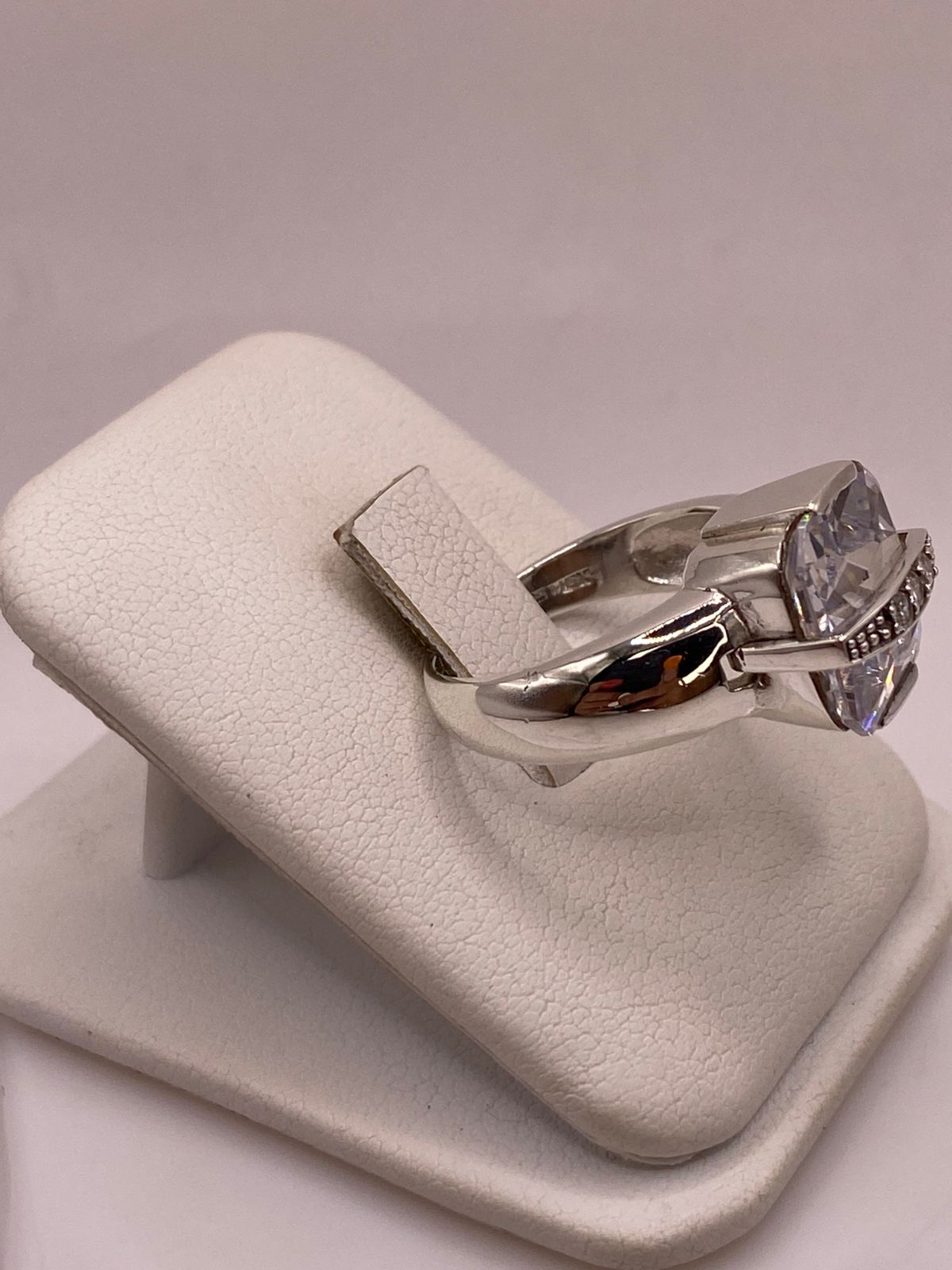 Anillo Cuadrado con Zirconia Blanca en Plata Ley 925, vista lateral
