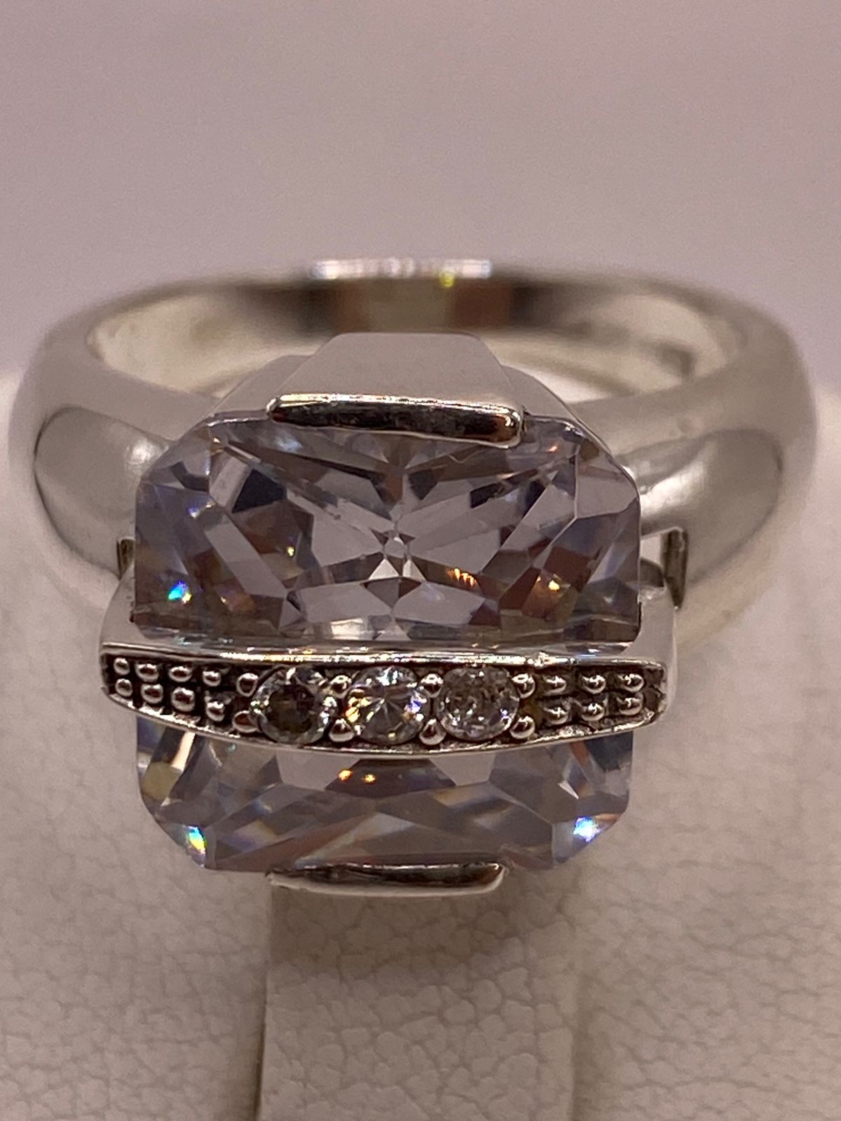 Anillo Cuadrado con Zirconia Blanca en Plata Ley 925, sello de autenticidad Plata Ley .925