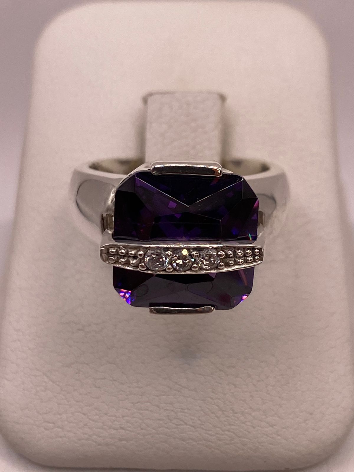 Anillo Cuadrado con Zirconia Morada en Plata Ley 925 — detalle de acabado