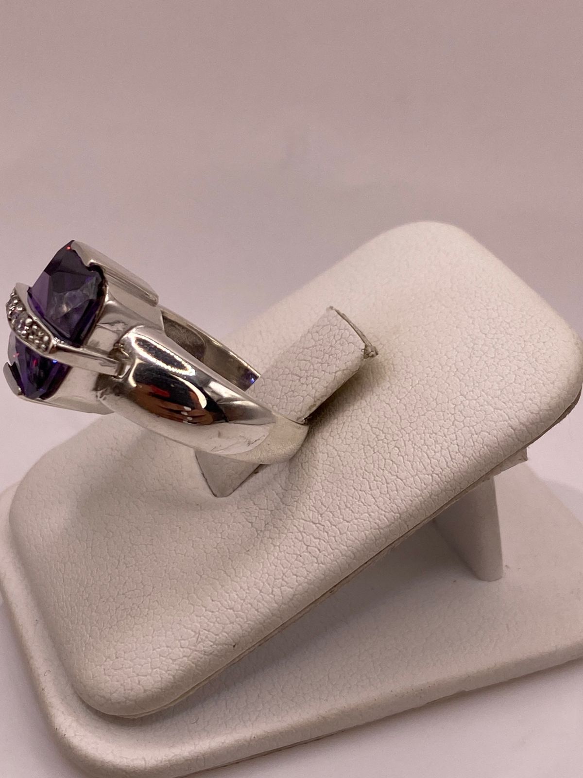 Anillo Cuadrado con Zirconia Morada en Plata Ley 925, vista lateral