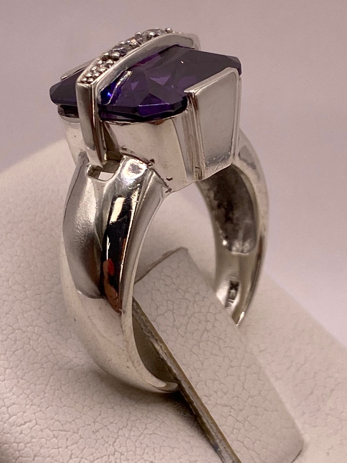 Anillo Cuadrado con Zirconia Morada en Plata Ley 925, vista superior