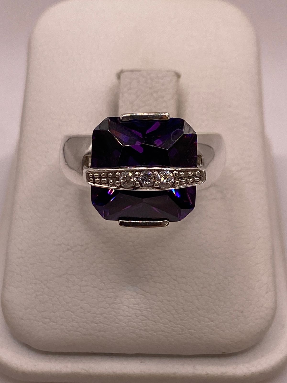Anillo Cuadrado con Zirconia Morada en Plata Ley 925, vista frontal