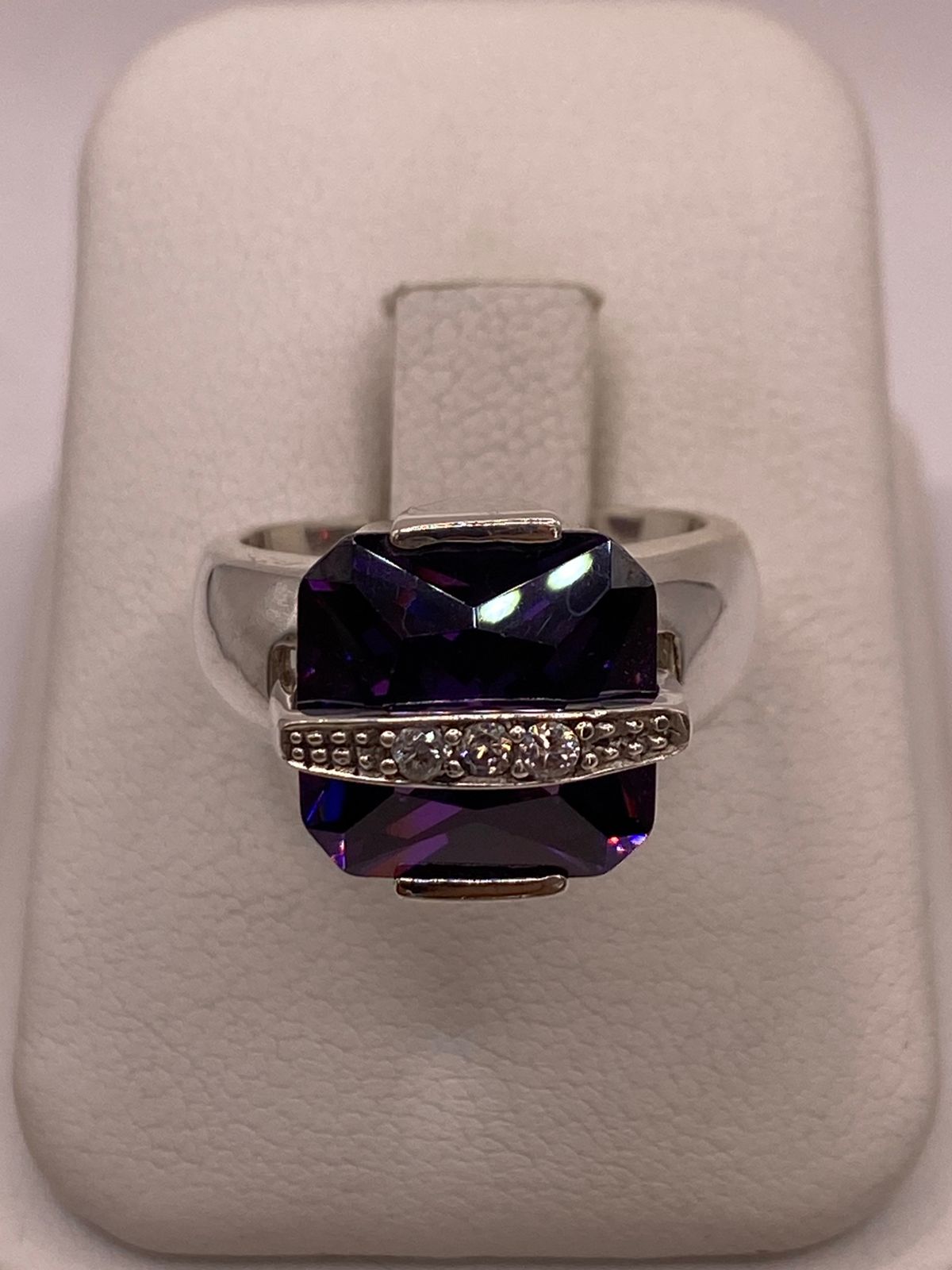 Anillo Cuadrado con Zirconia Morada en Plata Ley 925, vista de detalle