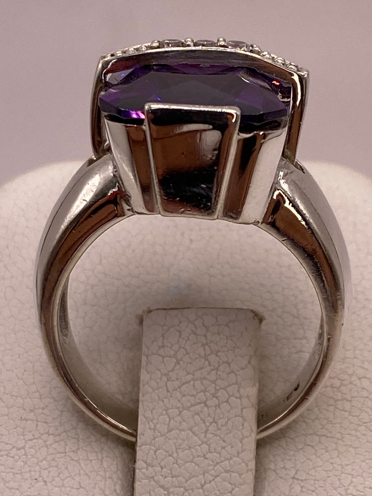 Anillo Cuadrado con Zirconia Morada en Plata Ley 925, vista posterior