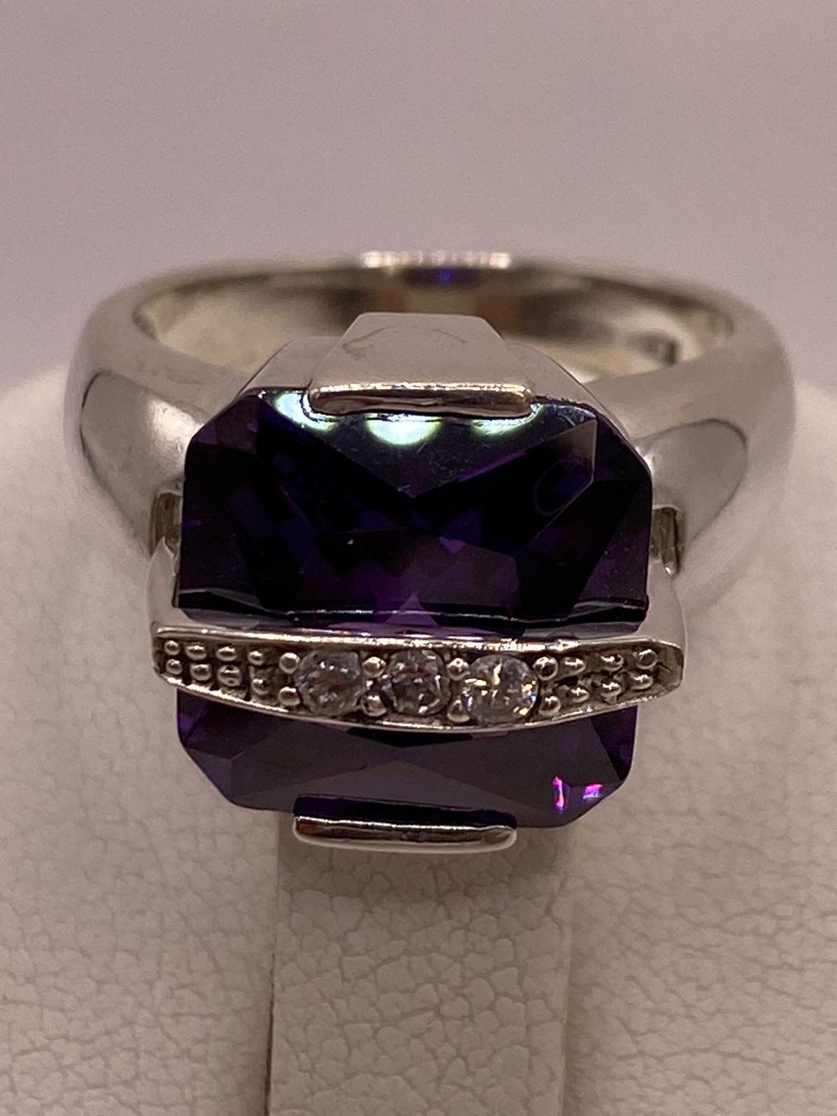 Anillo Cuadrado con Zirconia Morada en Plata Ley 925, sello de autenticidad Plata Ley .925