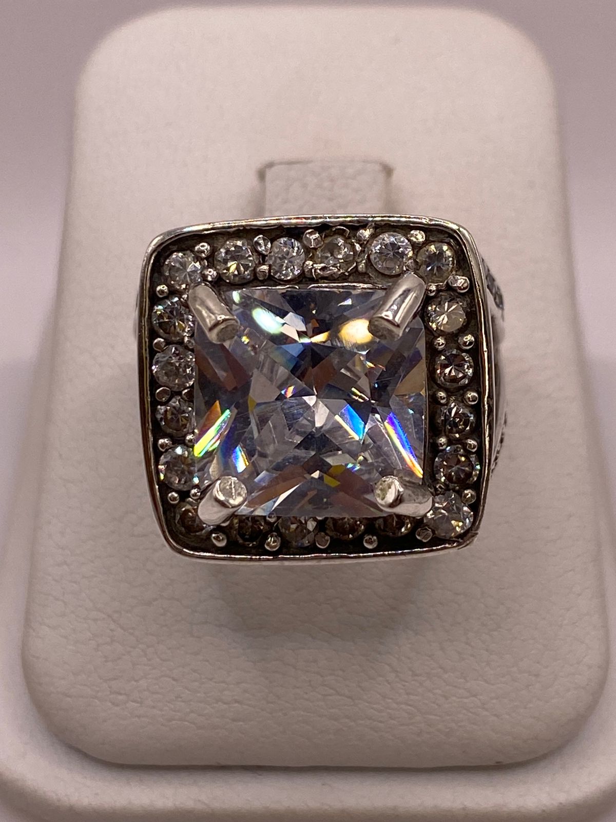 Anillo Cuadrado con Zirconia en Plata Ley 925 — ángulo diagonal