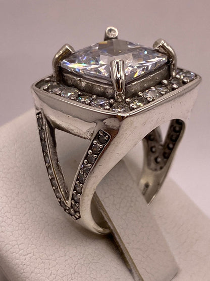 Anillo Cuadrado con Zirconia en Plata Ley 925, vista de detalle