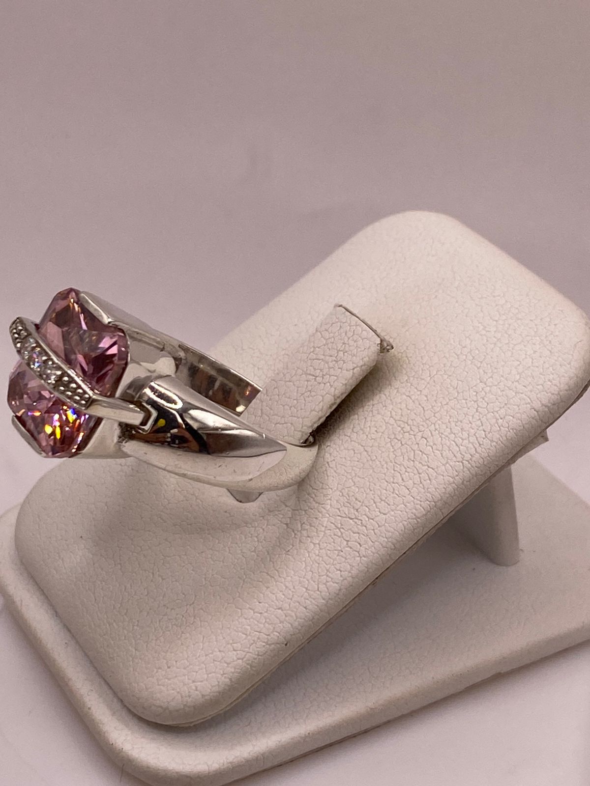 Anillo Cuadrado con Zirconia Rosa en Plata Ley 925, vista frontal