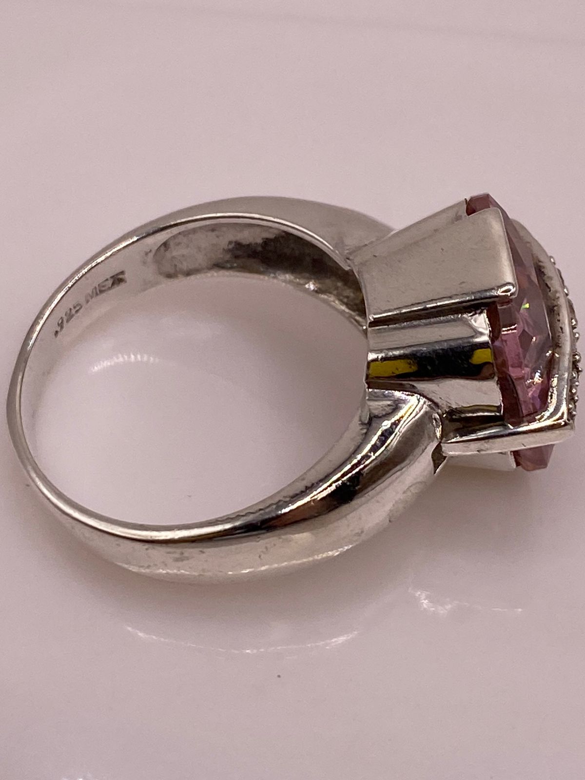 Anillo Cuadrado con Zirconia Rosa en Plata Ley 925, sello de autenticidad Plata Ley .925