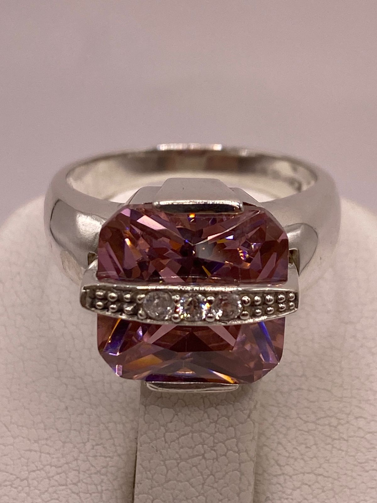 Anillo Cuadrado con Zirconia Rosa en Plata Ley 925, vista superior