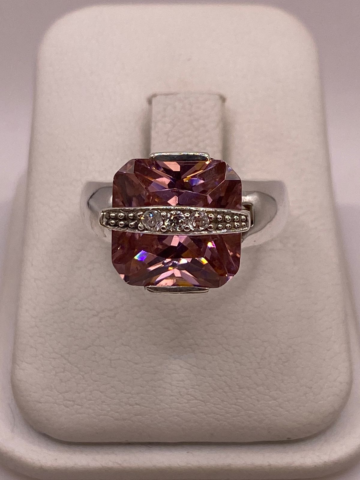 Anillo Cuadrado con Zirconia Rosa en Plata Ley 925 en báscula mostrando peso