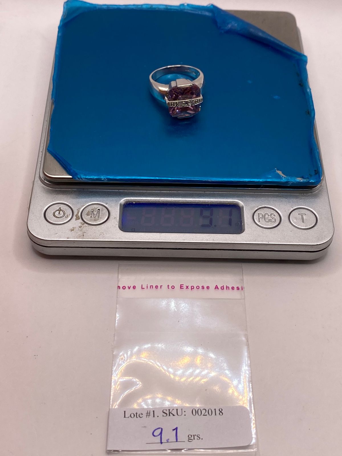 Anillo Cuadrado con Zirconia Rosa en Plata Ley 925, peso en gramos (báscula)