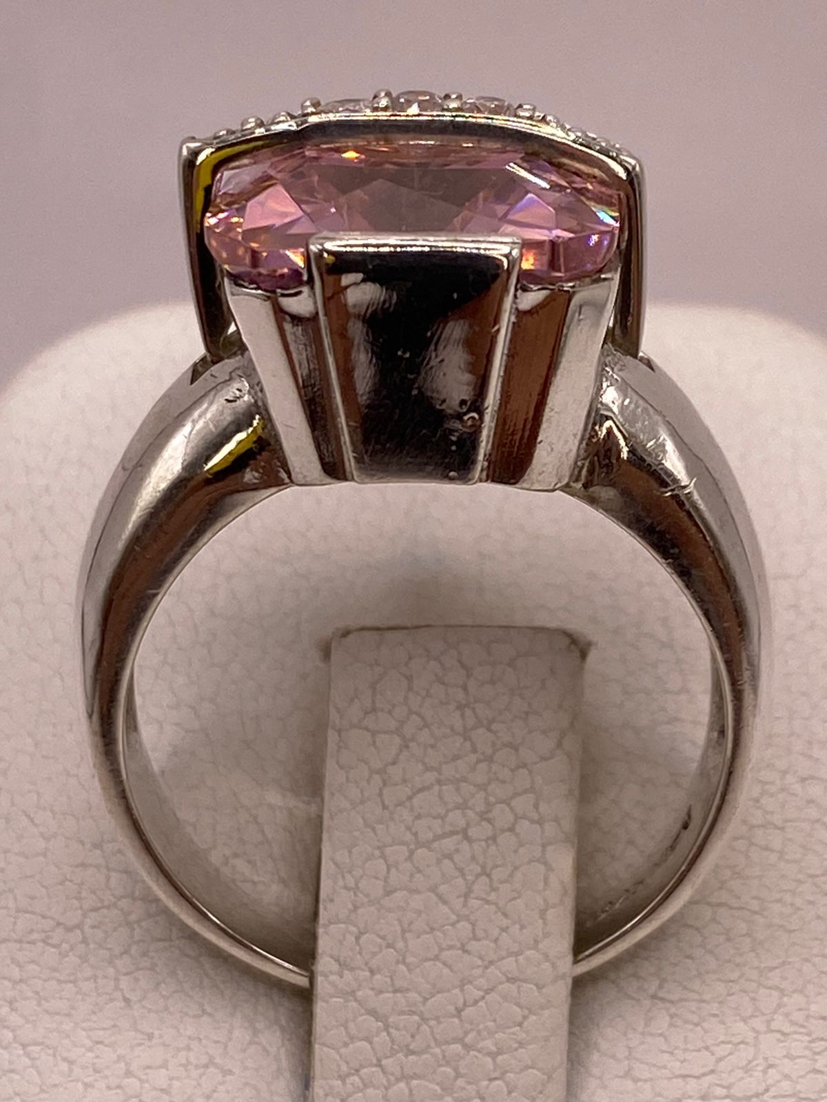 Anillo Cuadrado con Zirconia Rosa en Plata Ley 925, vista de detalle
