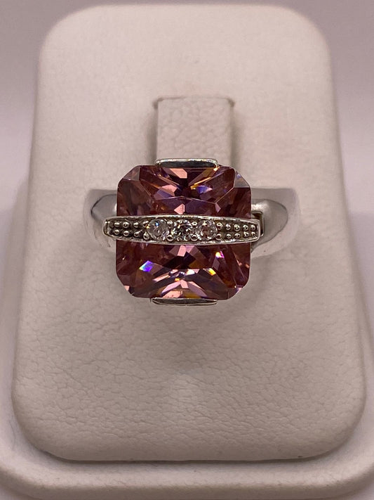 Anillo Cuadrado con Zirconia Rosa en Plata Ley 925 en báscula mostrando peso