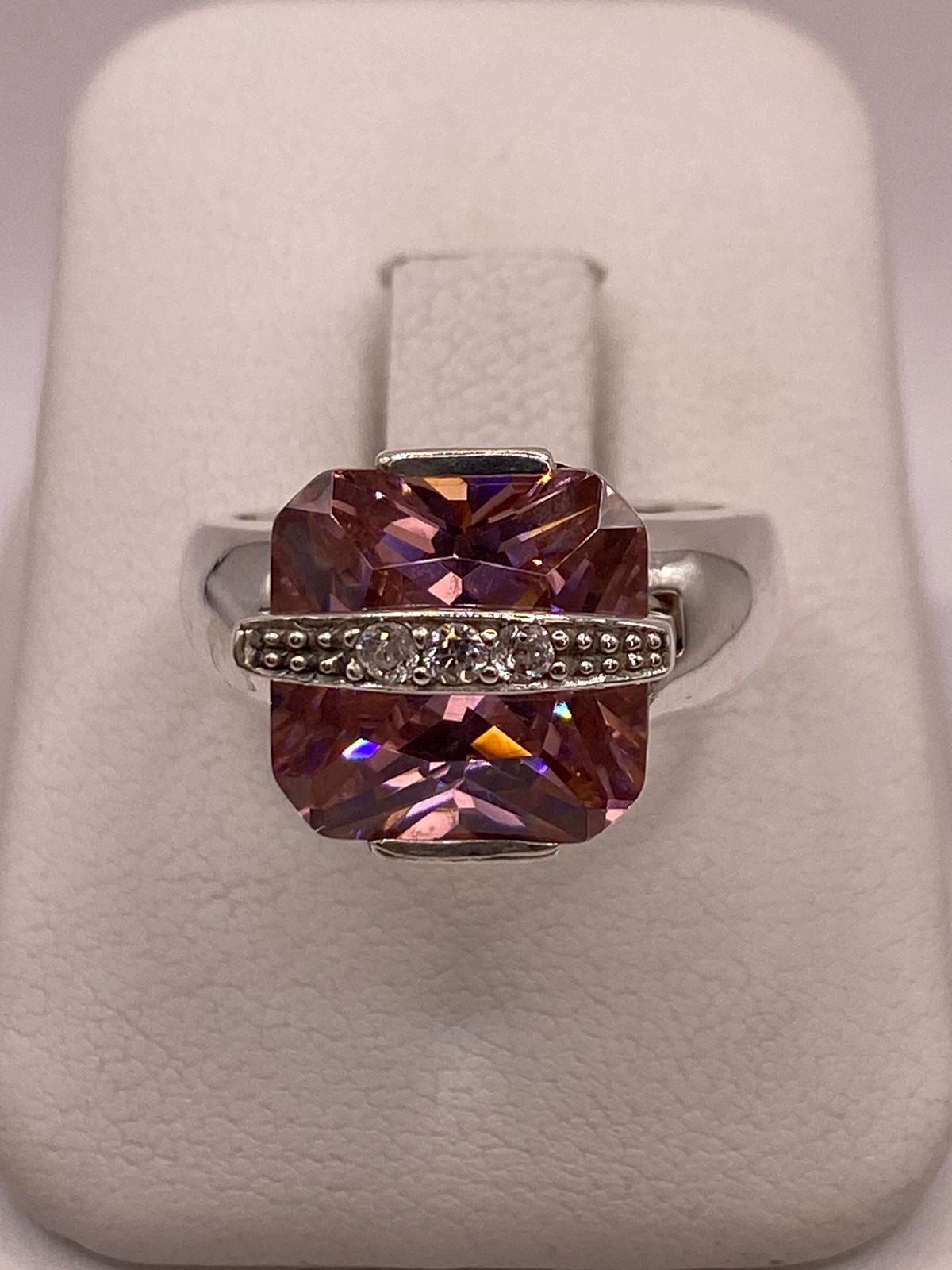 Anillo Cuadrado con Zirconia Rosa en Plata Ley 925 en báscula mostrando peso