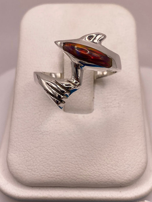Anillo Delfín Marino de Plata Ley 950 con Ópalo de Fuego Multicolor — ángulo diagonal