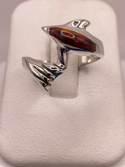 Anillo Delfín Marino de Plata Ley 950 con Ópalo de Fuego Multicolor, vista de detalle