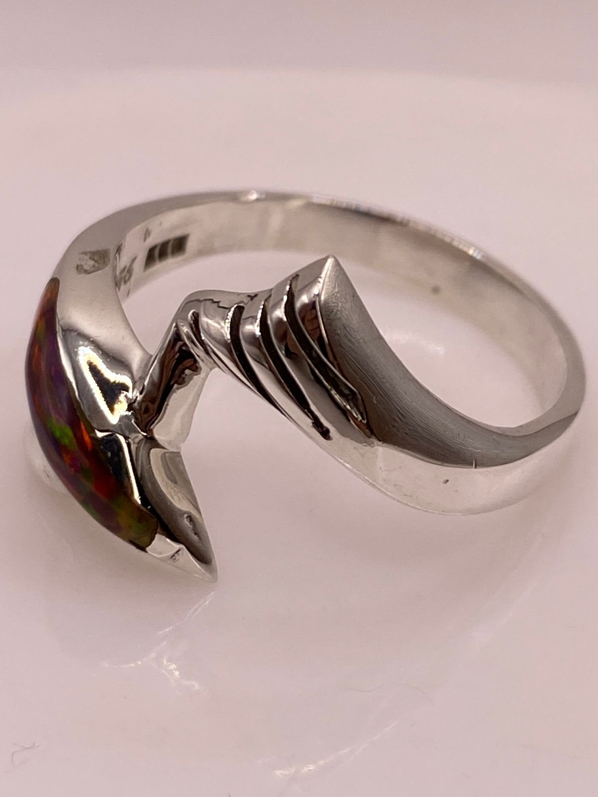 Anillo Delfín Marino de Plata Ley 950 con Ópalo de Fuego Multicolor, sello de autenticidad Plata Ley .925