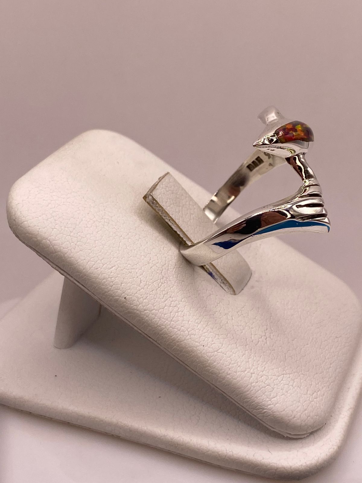 Anillo Delfín Marino de Plata Ley 950 con Ópalo de Fuego Multicolor, vista frontal