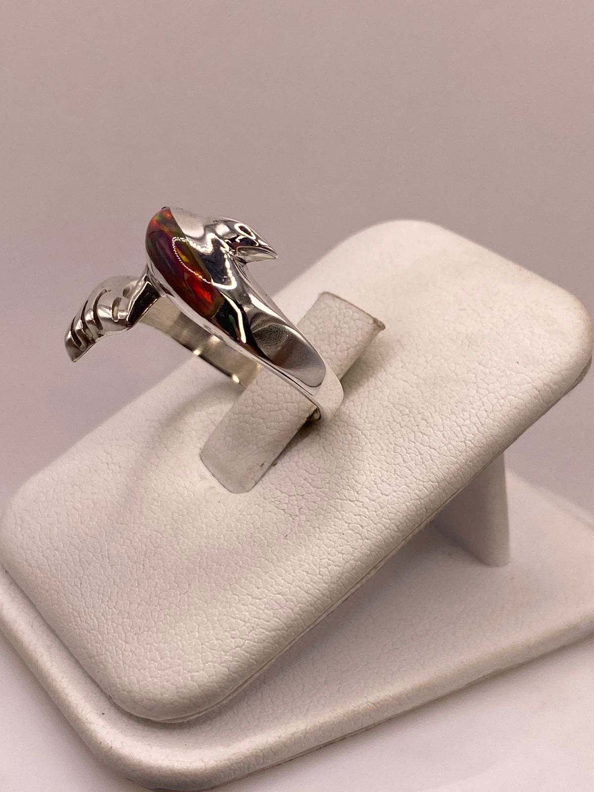 Anillo Delfín Marino de Plata Ley 950 con Ópalo de Fuego Multicolor, vista lateral