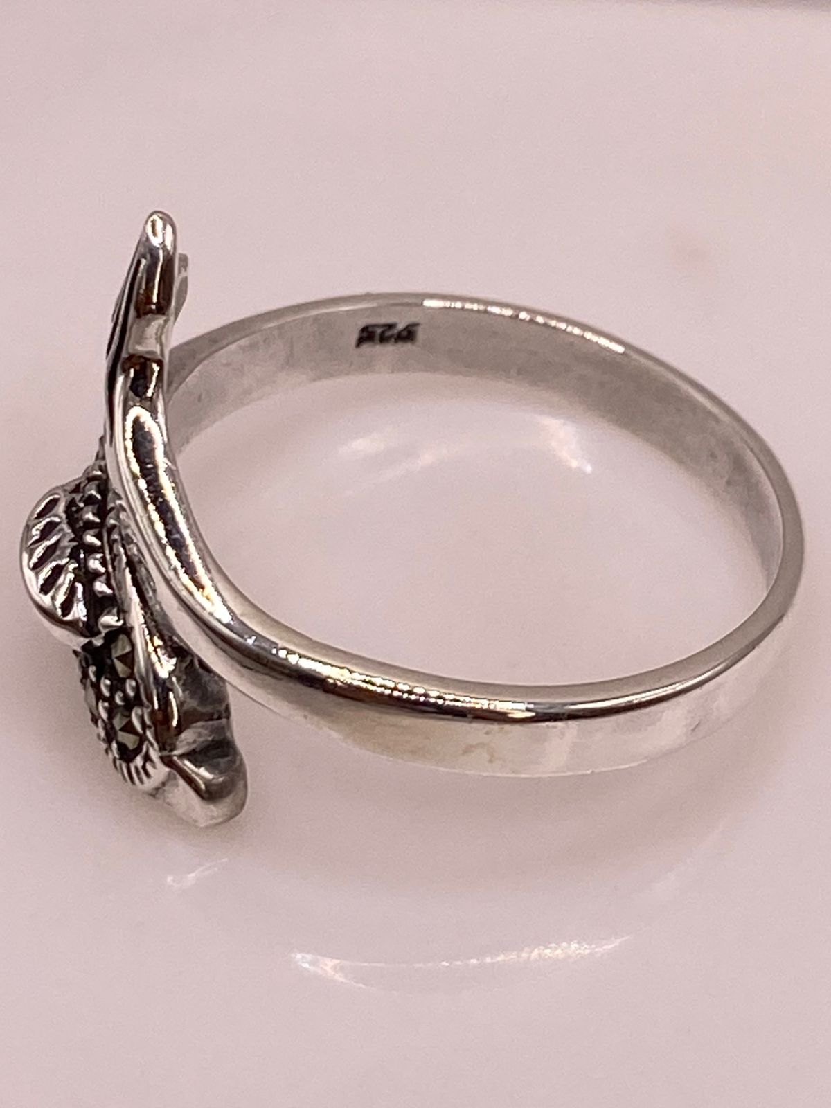 ANILLO DELFÍN CON MARQUESITAS EN PLATA LEY 925, sello de autenticidad Plata Ley .925
