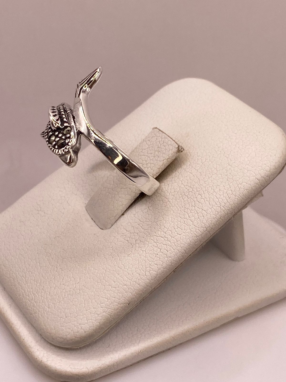 Anillo Delfín con Marquesitas en Plata Ley 925, vista lateral