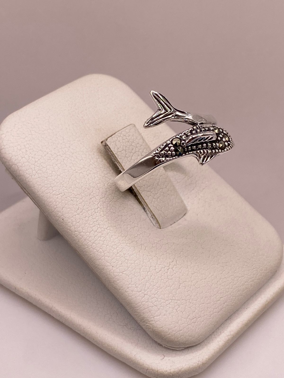 ANILLO DELFÍN CON MARQUESITAS EN PLATA LEY 925, vista de detalle